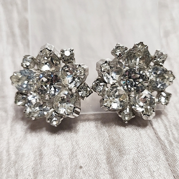 Unsigned Blazing Clear Silver Tone Rhinestone Vintage Clip Earrings Prong Set - Picture 1 of 14